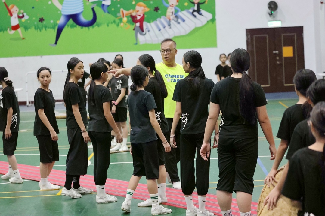 莊老師講解太魯閣族樂舞作